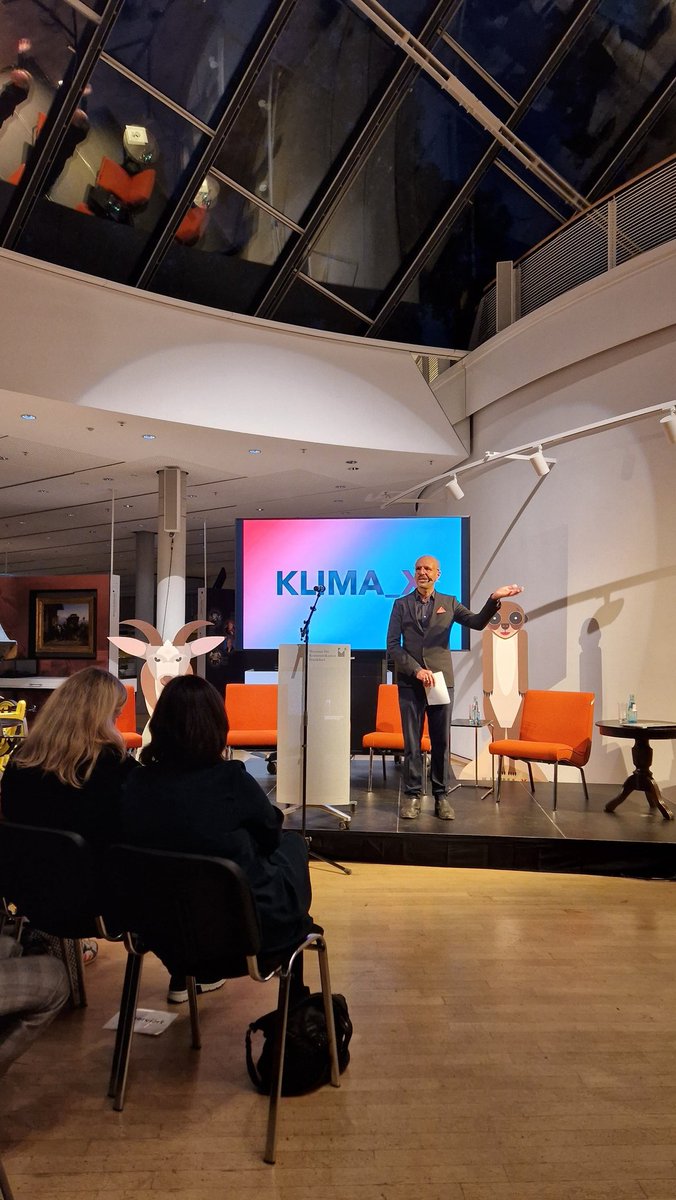 Es geht los mit <a href="/kaischaechtele/">Kai Schächtele</a> &amp; der Ausstellungseröffnung von KLIMA_X! Die Ausstellung zur Kommunikation der Klimakrise steht bei uns im 2. OG und kann ab morgen besucht werden! #klima_x