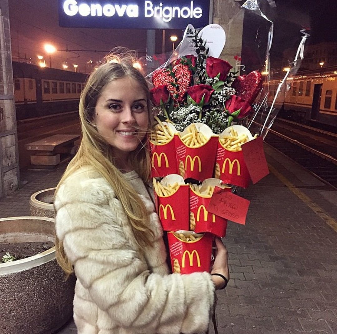 dalilastweeting's tweet photo. nonostante tutto, per questo mazzo di patatine fritte saranno per sempre famosi 🥹 https://t.co/EkbDhB5oYp