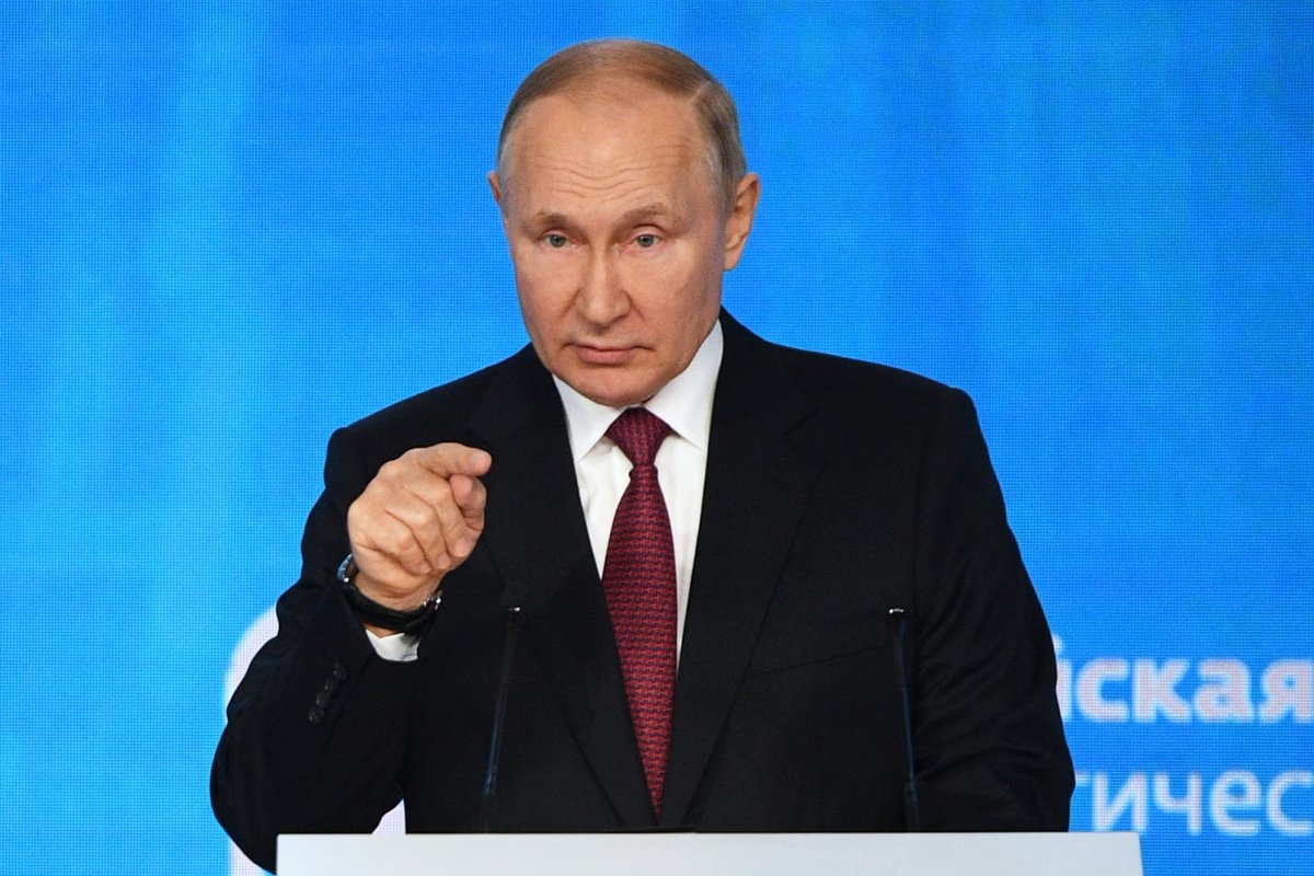 mfa_russia's tweet photo. 💬 President #Putin: Who stands behind the sabotage against the Nord Streams? 

Clearly, those who want to completely sever ties between Russia and the EU, to fully undermine and crush Europe’s political agency, weaken its industrial potential and seize the market... 🤔🤔 https://t.co/0XSpaKbSXb