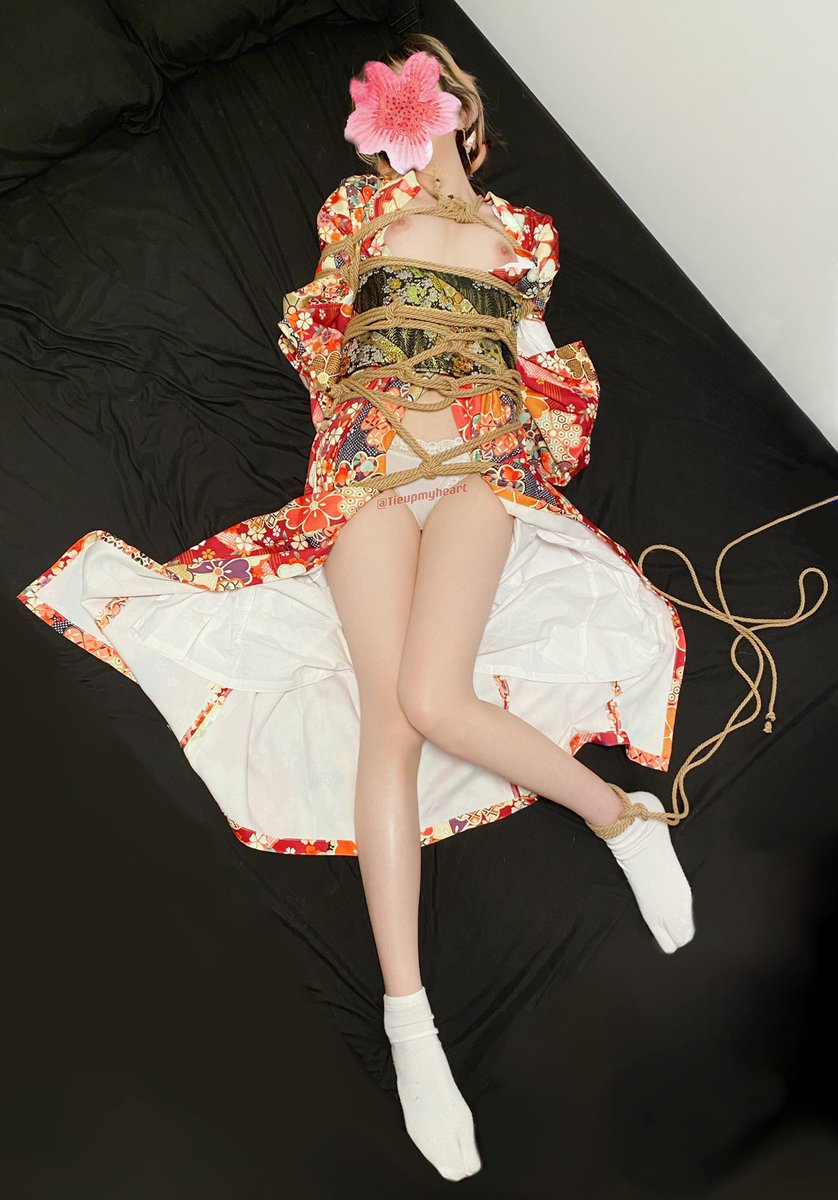 Tieupmyheart's tweet photo. 之前和服吊缚的后续
被扒开推倒在床上
抿紧了下唇
#Shibari #捆绑 #縛り https://t.co/sCmac9rt9p
