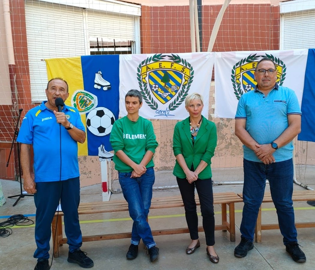 AEFSArrels's tweet photo. 🟡🔵 Presentació oficial #AEFSArrels temporada 22/23 per celebrar el nostre 40è aniversari ❤️

📸 400 esportistes de futbol sala, patinatge artístic, gimnàstica rítmica i vòlei ⚽🛼🤸‍♀️🏐 https://t.co/PhQtJ27Ya7