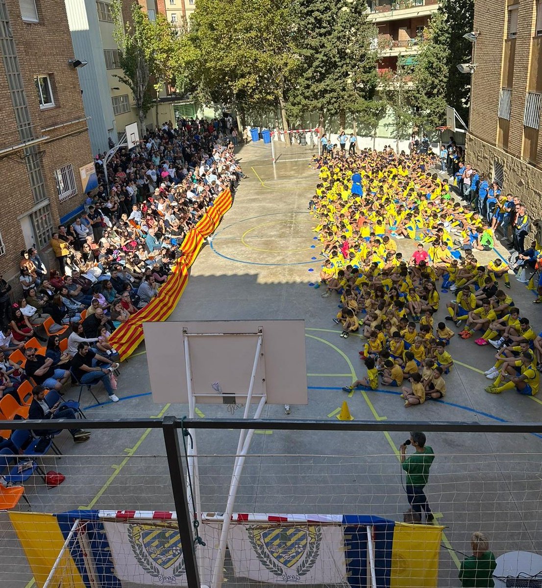 🟡🔵 Presentació oficial #AEFSArrels temporada 22/23 per celebrar el nostre 40è aniversari ❤️ 📸 400 esportistes de futbol sala, patinatge artístic, gimnàstica rítmica i vòlei ⚽🛼🤸‍♀️🏐