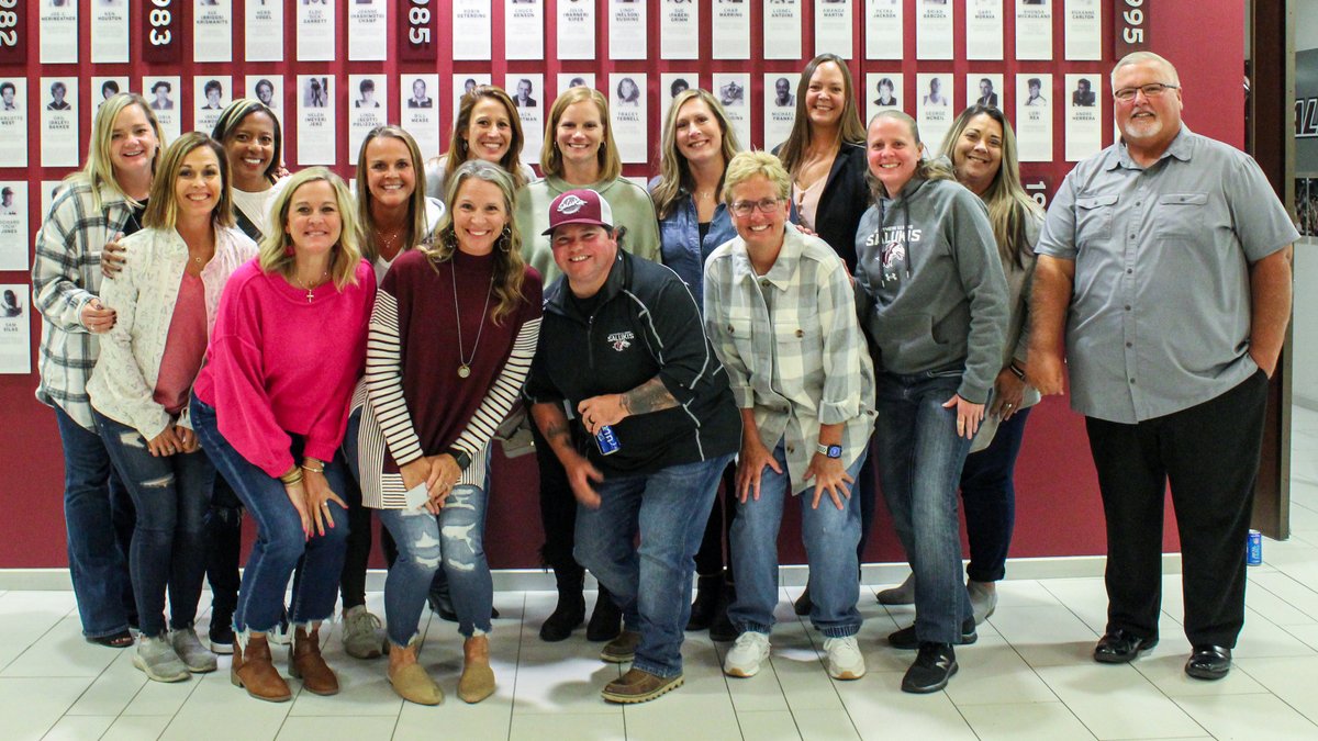 SIU_Softball's tweet photo. It was a memorable weekend for the #Salukis with over 7️⃣0️⃣ @SIUAlumni from across the country coming back to @SIUC to celebrate Saluki Softball. ❤️😊

» https://t.co/yOebWx2fXY https://t.co/RrgZYKhyLD