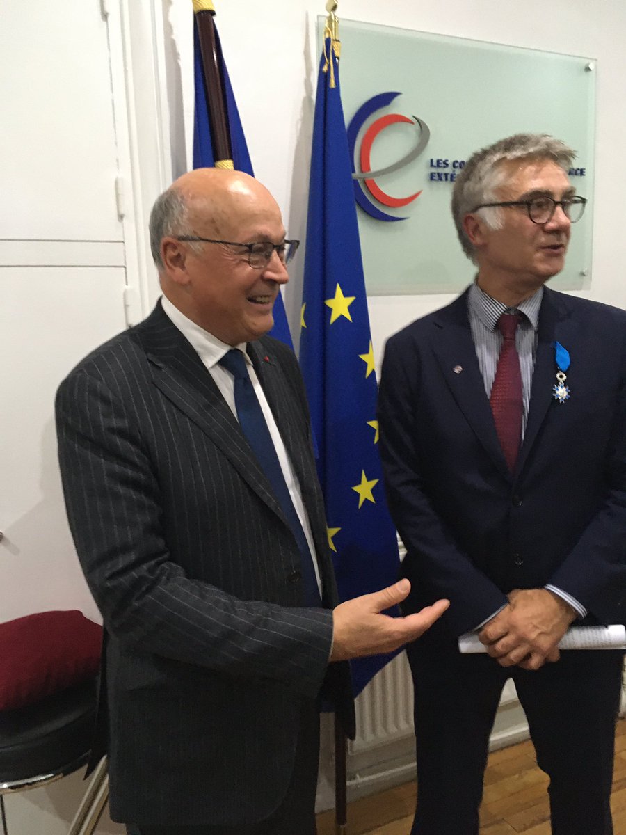 Gilbert Réveillon a reçu du Président CCE Alain Bentejac les insignes de Chevalier de l’Ordre du Mérite. Esprit ouvert, curieux des avancées technologiques, inventif, créatif, doté d’une vision mondiale, cette distinction nous rend fiers d’œuvrer au Commerce Extérieur à ses côtés