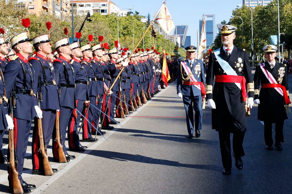 MonarquiaEspana's tweet photo. Los Reyes, acompañados de la Infanta Sofía, presidieron los actos conmemorativos del #DíaDeLaFiestaNacional en Madrid.
#DíaDeLaFiestaNacional #12Octubre #DiadelaHispanidad https://t.co/iWgZau6MqL