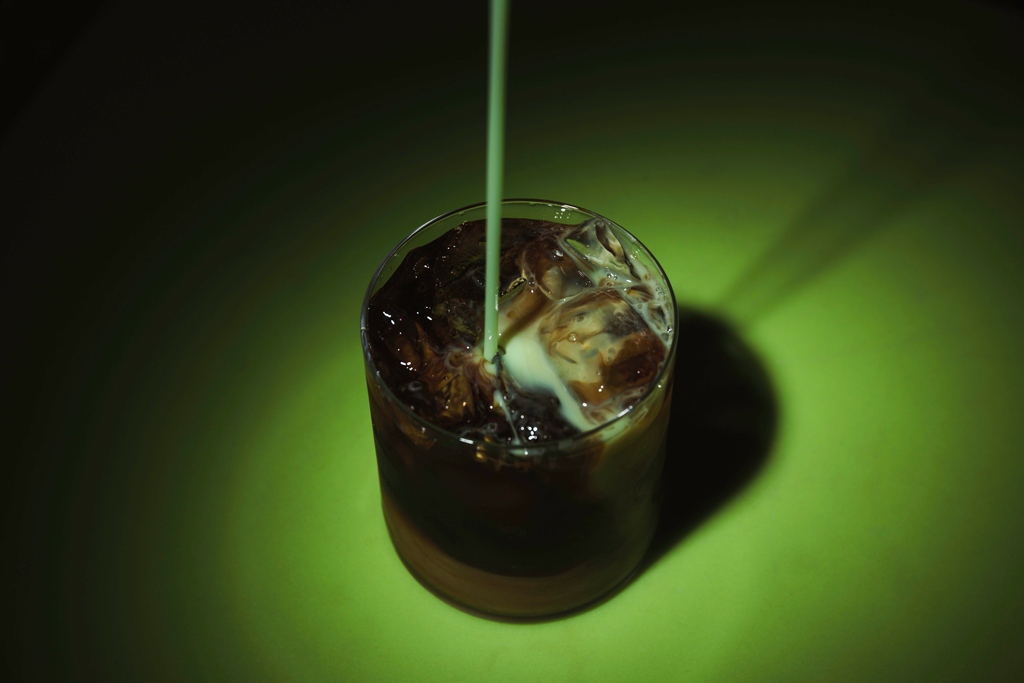 KeKeCocktails's tweet photo. Wake the dead with this ghoulishly good #kekecocktail. 🧟‍♀️
(Key Lime Pie Liqueur and Cola) https://t.co/mXyqPtzQH0