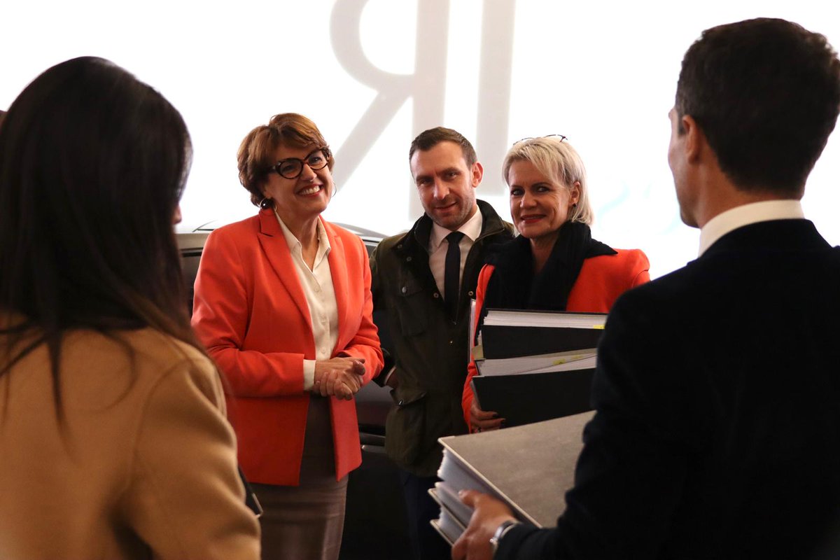 Hier, c'est avec plus de 3000 parrainages que la déferlante #pradie 🌊est arrivée au siège #LR pour officialiser la candidature d’ <a href="/AurelienPradie/">Aurélien Pradié</a> avec une partie de l'équipe

🙏🏻Merci à tous pour cette belle mobilisation

On accélère pour une droite contemporaine et populaire💪🏻