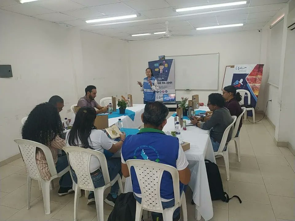 sec_ambiente's tweet photo. En reunión con la empresa Isa Intercolombia, encargada de transportar la energía eléctrica en todo el país, tratamos temas como:
✅ La transferencia de energía 🔌💡.
✅ Las principales causas que producen los incendios forestales,
para tratar de mejorar la calidad del ambiente. https://t.co/u24wEn081k