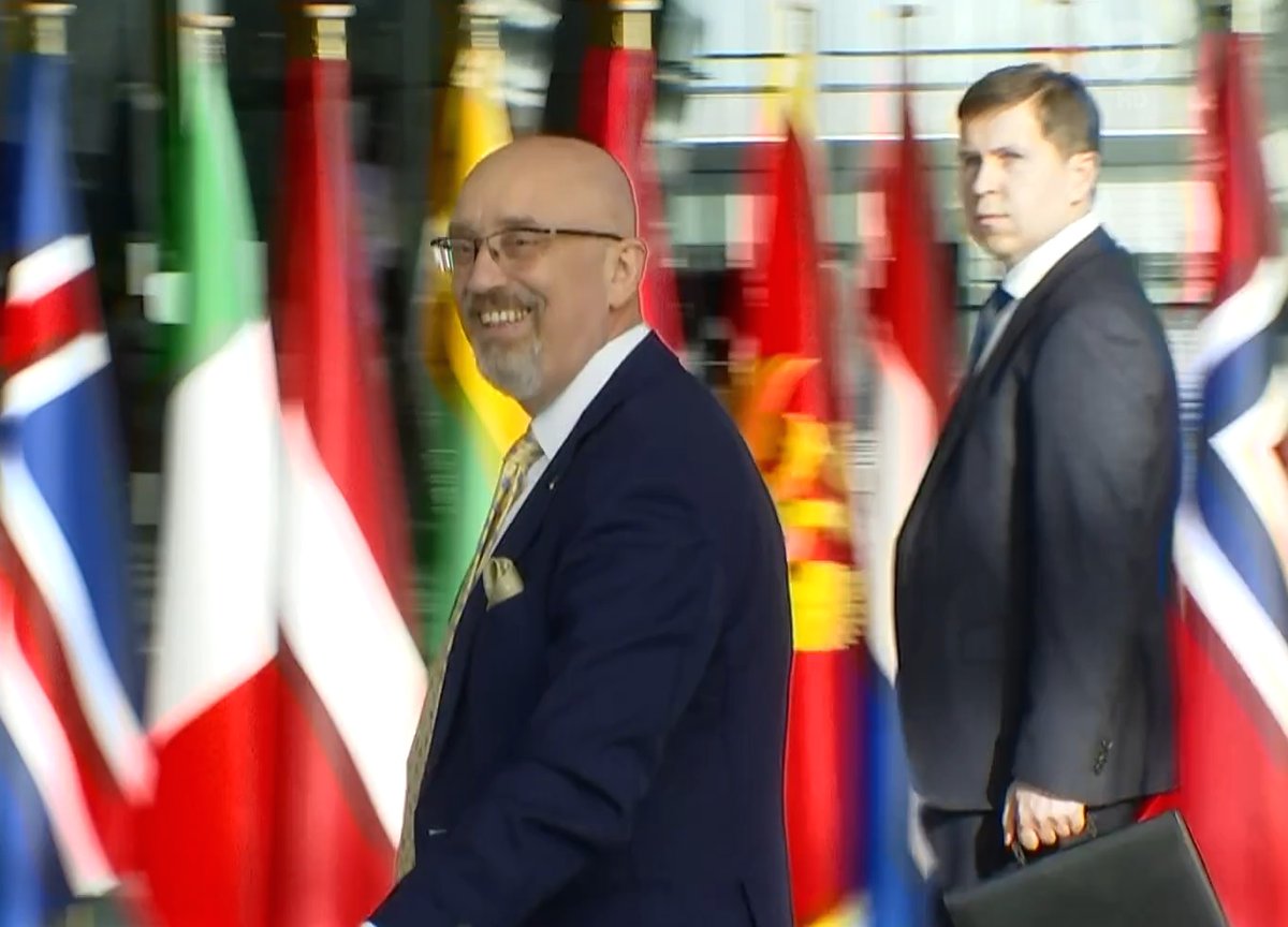 Fröhliches Kriegsführen: Der ukr. Verteidigungsminister wünscht sich beim Nato-Rat "Air Defensives" mit hochgestreckten Finger in sichtlich schwerer Betroffenheit über das Schicksal seiner Bevölkerung.