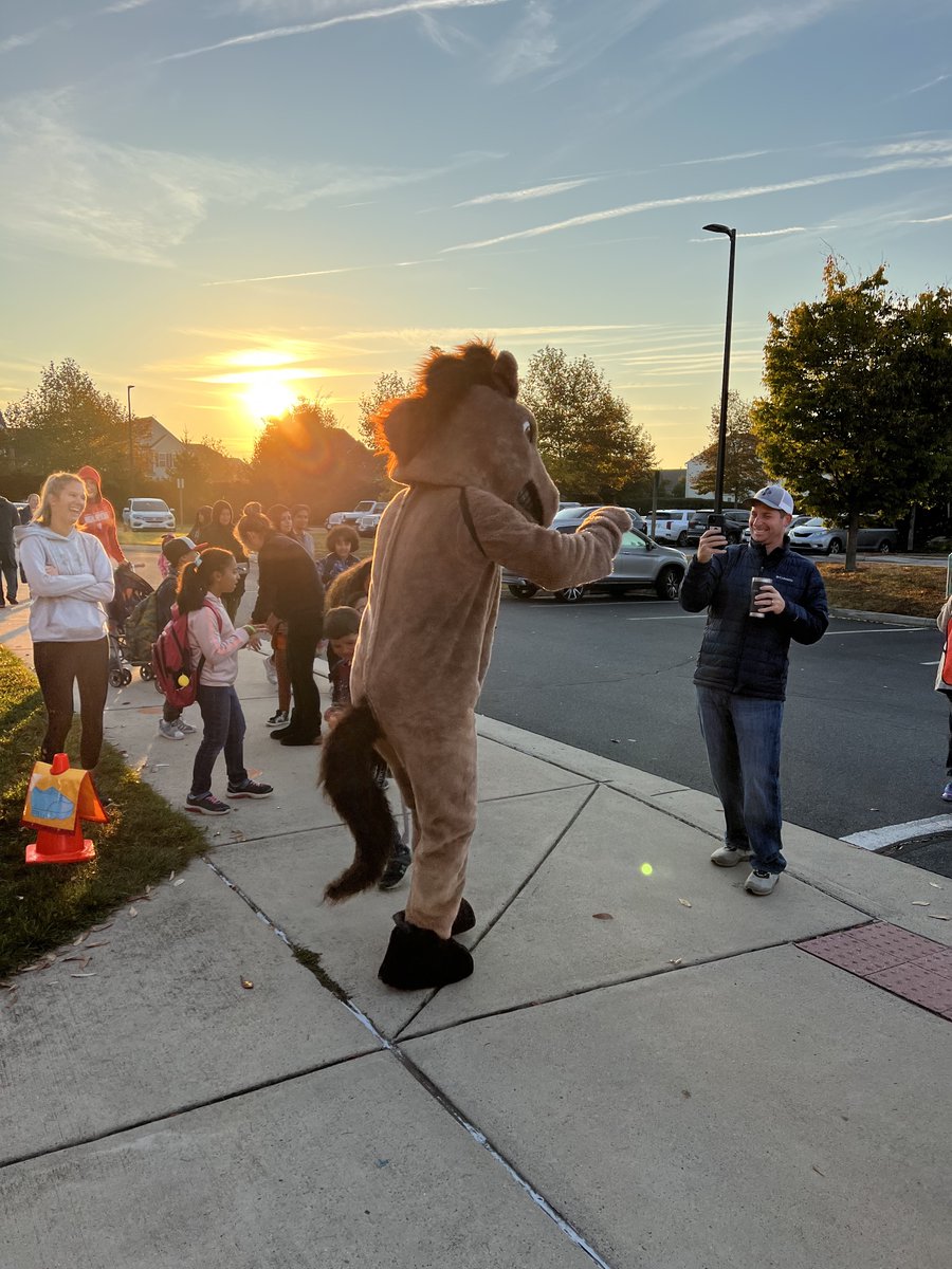 corner_pta's tweet photo. Walk2School day at @the_corner_lcps was a blast! Thank you to everyone who participated and made the event such a great community experience ❤️ https://t.co/yKcpbfauGP