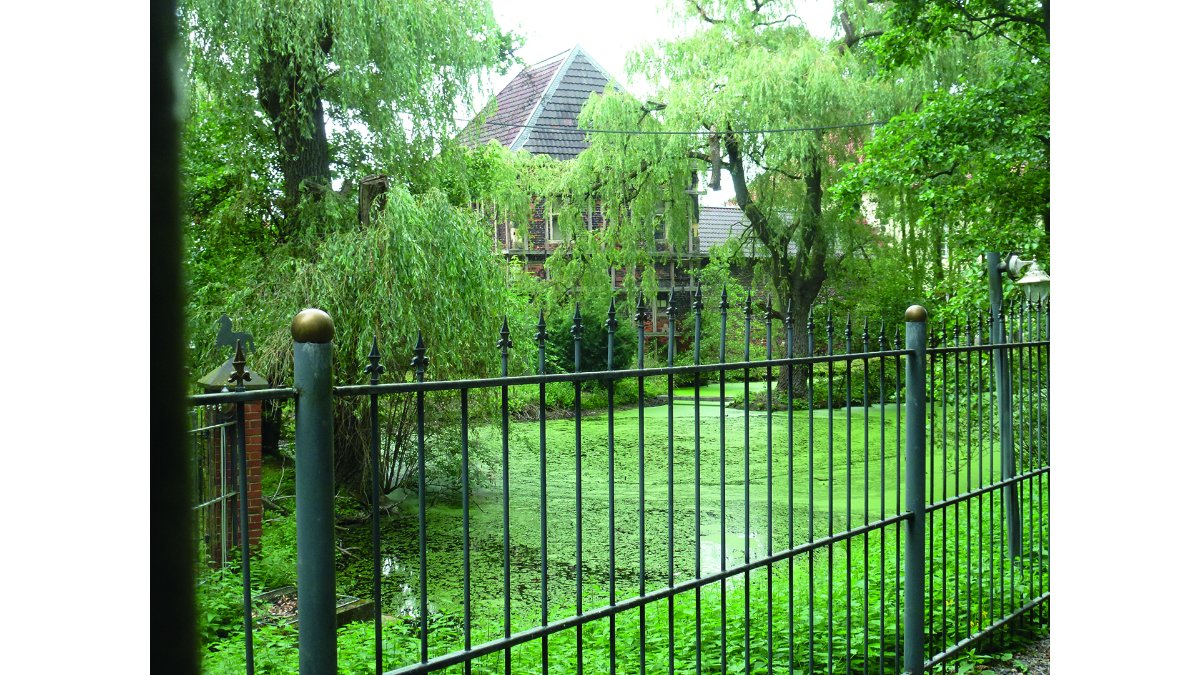 vonneRuhr's tweet photo. Werner Bergmann, 24 Spaziergänge in die alte Zeit des Ruhrgebiets, geb., 202 S., 19,80 €. 
In #Bottop zum häufig übersehenen Haus Brabeck, Ursprung einer höchst fruchtbaren Familie, deren Wappen, drei goldene Wolfsangeln auf Schwarz. Kirchhellen und später Bottrop übernahmen. https://t.co/COzwsjJ2kV