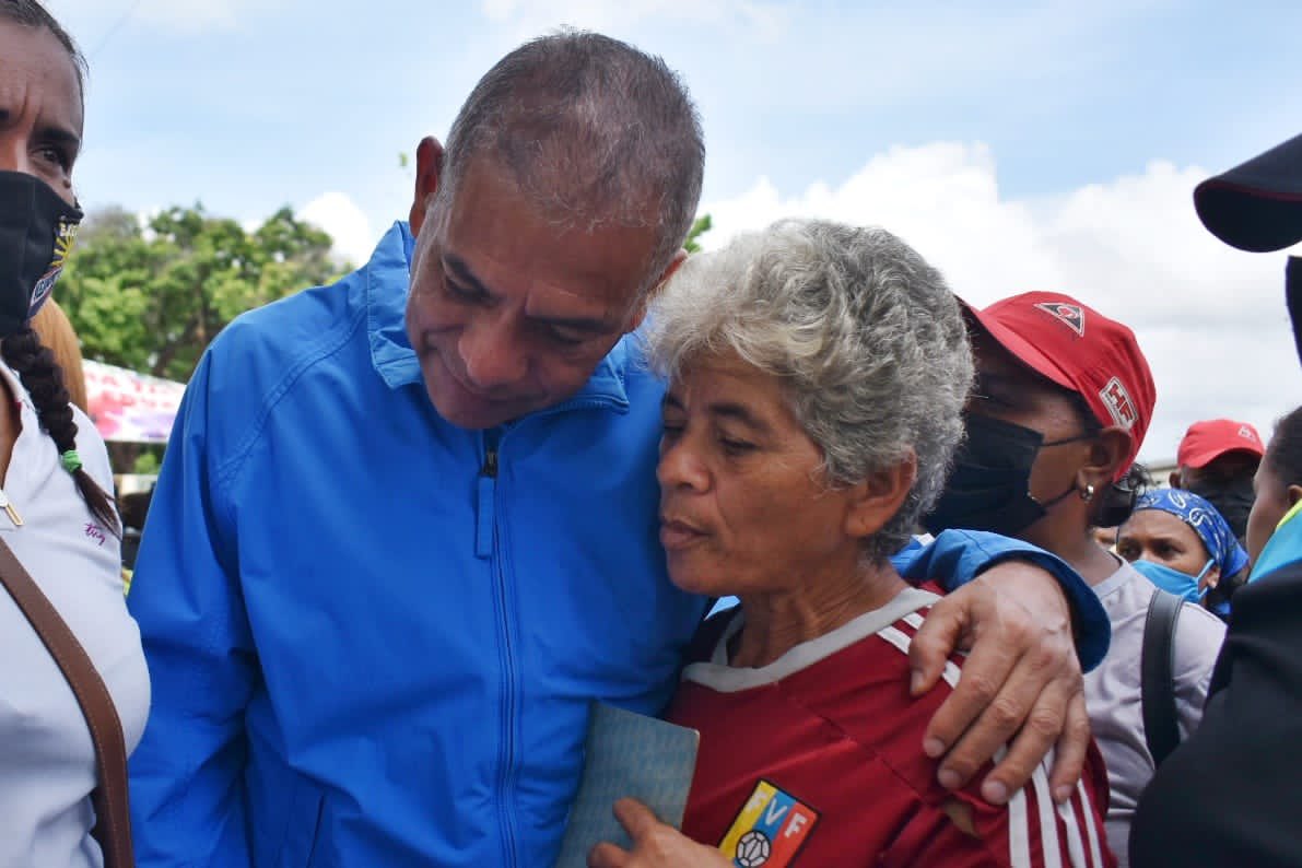 Nos vinimos la Escuela Técnica Industrial Robinsoniana “El Cambao” aquí en Ciudad Bolívar. Tremenda experiencia que contará con todo nuestro apoyo desde la Gobernación y de <a href="/NicolasMaduro/">Nicolás Maduro</a> sigamos venciendo <a href="/delcyrodriguezv/">Delcy Rodríguez</a> <a href="/comandosergioh/">Sergio Hernandez</a>