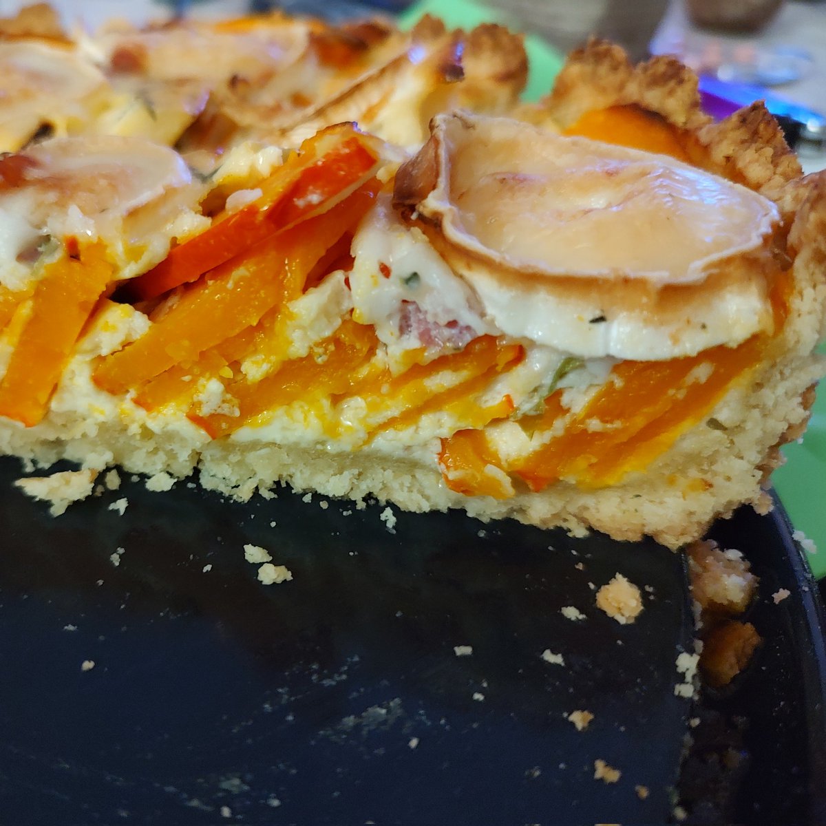 GeologistsCat's tweet photo. Today the humans have #pumpkin #cake for #dinner. They say it's tasty & find the pattern interesting. I as a #cat with #geologists told them that this pattern with the #clasts oriented in an angle to the base is called #imbrication in #sedimentology
#geology #food #Cooking https://t.co/Ee8jqBrmHX