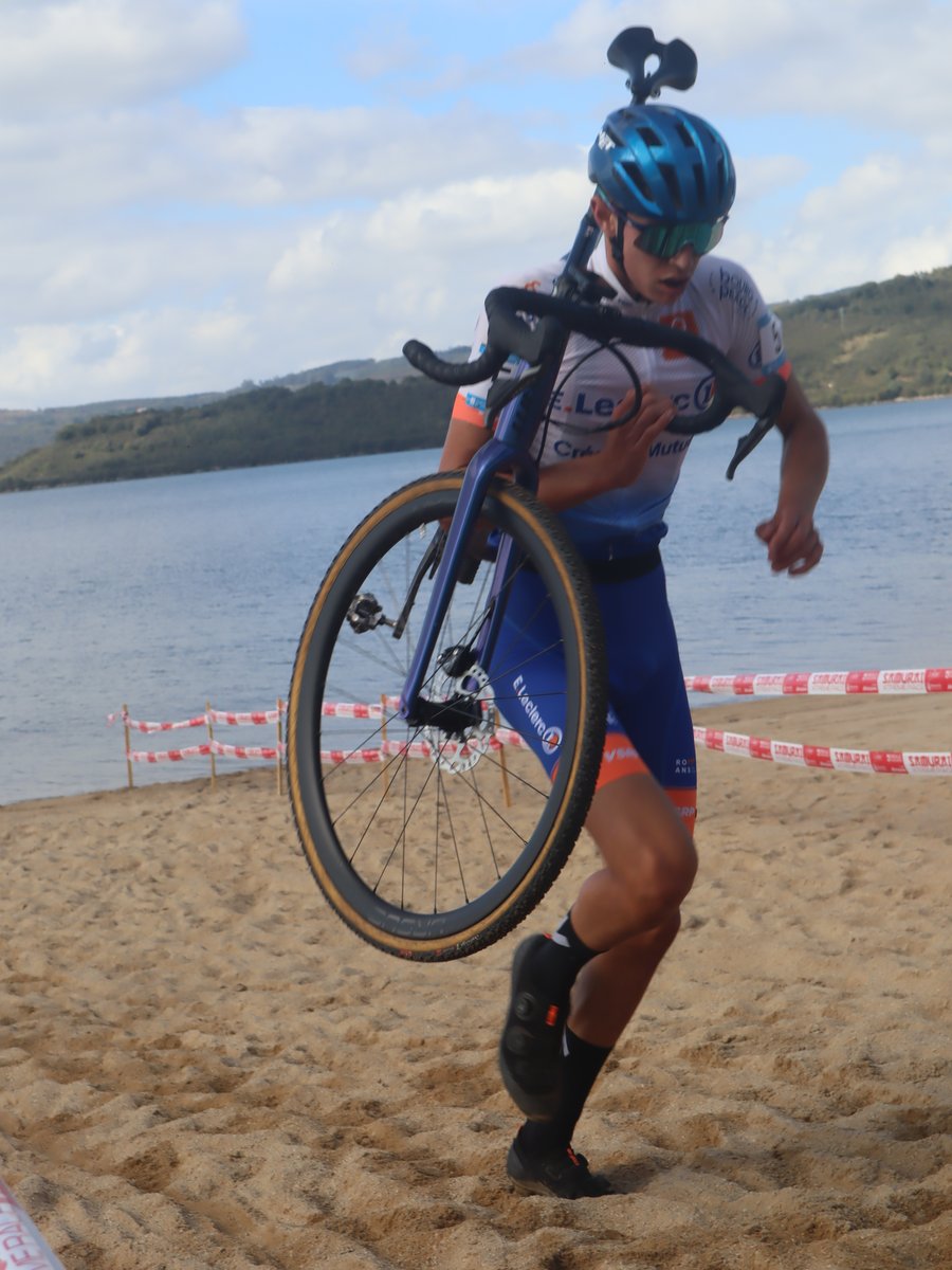 migcumbraos's tweet photo. La bici al hombro, la esencia del ciclocross https://t.co/Ww7shFYu0s