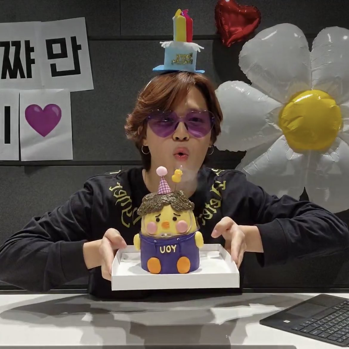 пришла чтобы поздравить мое солнышко С ДНЕМ РОЖДЕНИЯ!!!🥺Чимини надеюсь ты проведешь этот день прекрасно и отдохнешь как следует
ты меня многому научил и даришь бесконечный комфорт каждый день💗
спасибо солнышко🥺💗💗💗
#JIMINDAY