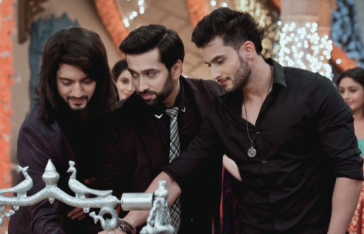 calmandchaoss's tweet photo. Aye na duri dilon mai 
Karti hai ankhein dua yeh🥺❤✨

#Ishqbaaaz #shivomru https://t.co/IxOj676QTt