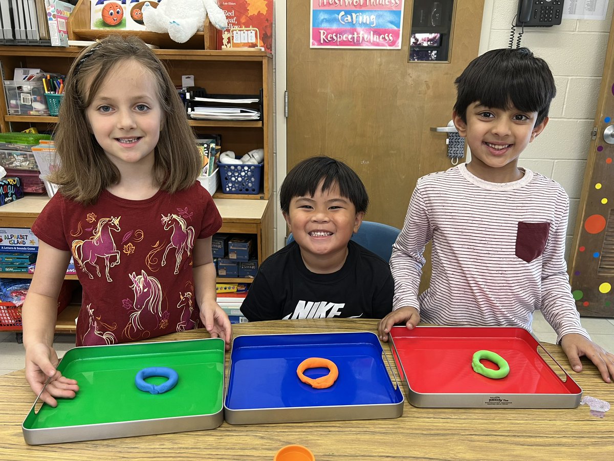 cretiao's tweet photo. Tapping into our sense of smell today using smelly dough to form vowels -hitting 4 of our 5 senses during today’s lesson #multisensoryreading @WCSDEmpowers @GayheadWCSD @GrizzliesGH @GayheadPTA https://t.co/aT54gT1ZXH