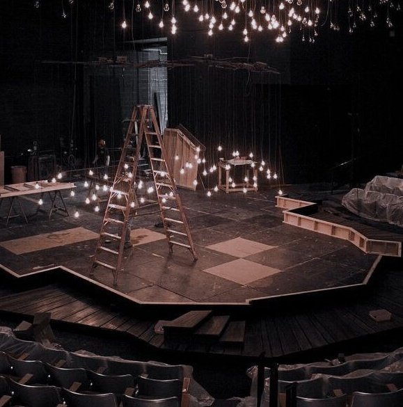 ㅤ
ㅤ❚❚❚ 🅃🅁🄰🄼🄰 🄴🄽 🄵🅁🄴🄴
ㅤㅤ ⬩⬩⬩⟣────┈┈┈┈────╮

ㅤUn grupo de antiguos amigos se reencuentra en el funeral del ex-director de su grupo de teatro universitario.

ㅤㅤ⟣─Entre 30 y 40 años
ㅤㅤ⟣─Tramas de chill
ㅤㅤ⟣─Para Freerol

{{ 𝘙𝘛 + 𝘔𝘎