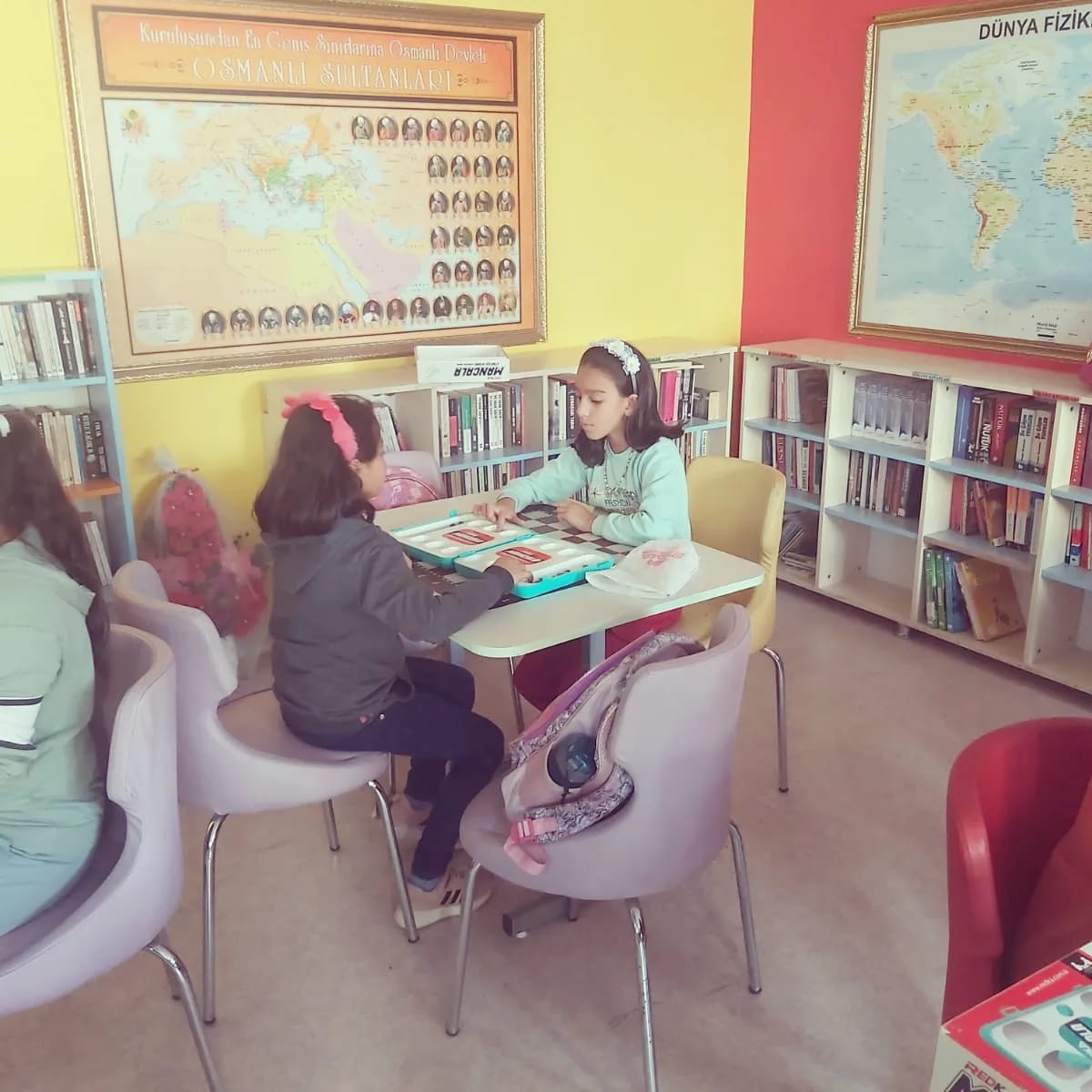 Akıl ve Zeka oyunları kursumuzda öğrencilerimiz hem eğleniyor hem de öğreniyor. Emeği geçen Erkan öğretmenimize teşekkür ederiz.