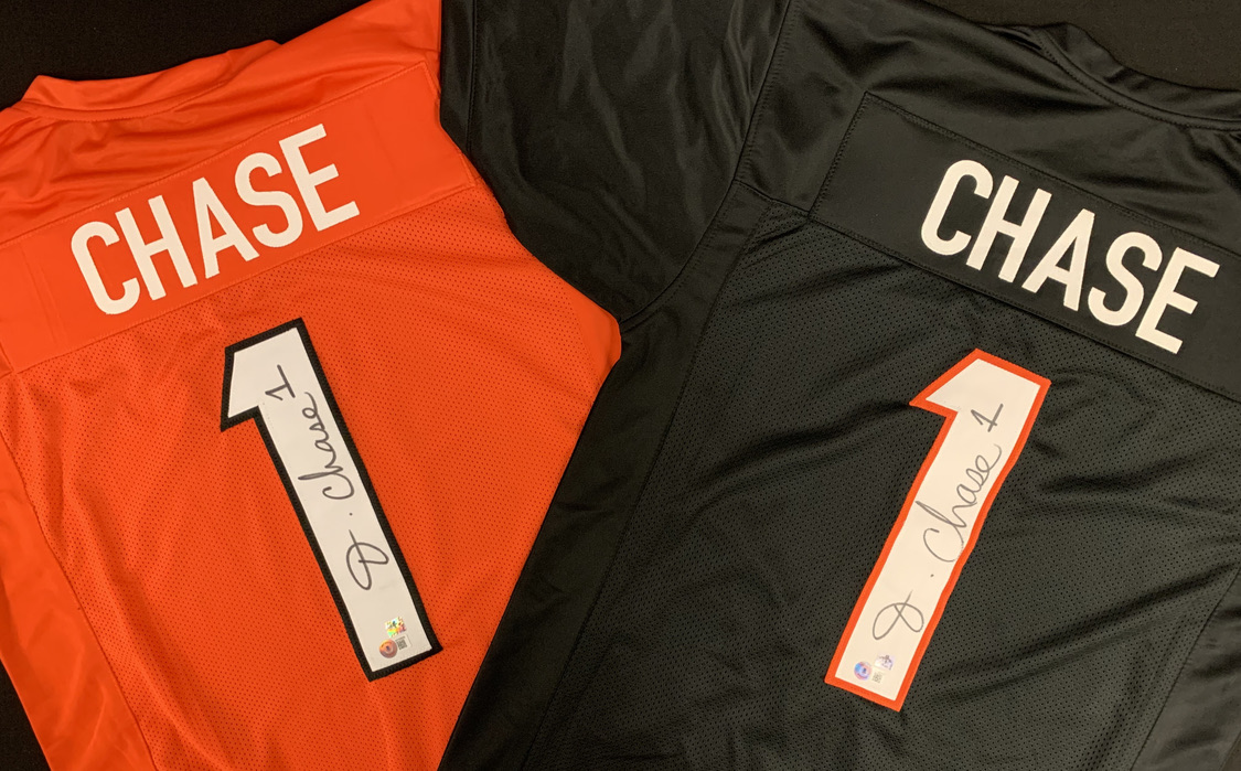 BengalsBids's tweet image. If Ja'Marr Chase scores 2+ touchdowns AND Cincinnati wins today, we'll give a Ja'Marr Chase autographed jersey to someone who retweets this tweet AND follows us!
