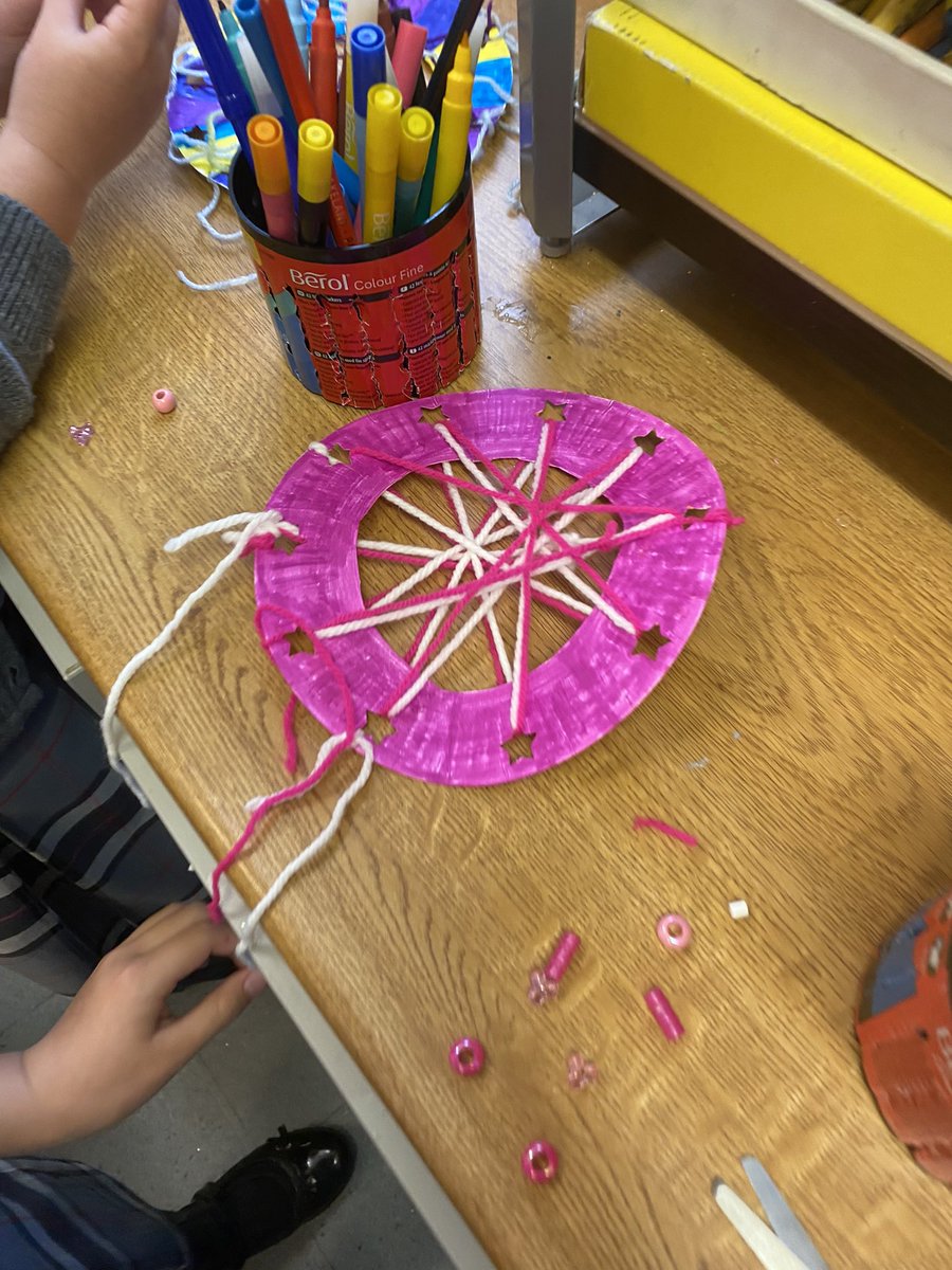 MissTaylor02okt's tweet photo. Today we made dream catchers in our art class. We began to look at weaving in and out to practice a sewing motion in the middle of our dream catchers. #art #sewing #dream 🔮 https://t.co/SF3tuj2CHc