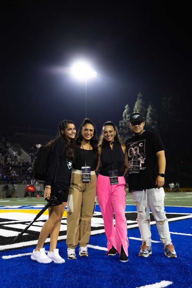 vali_gurrl's tweet photo. I had such an amazing time coming back to shoot the biggest high school game in the country last week! So glad to reunite with my sideline family! Huge shoutout to my UnderTheRadar fam for having me back! I missed these moments! ❤️🤞🏼#turnupman https://t.co/xJaGOBAkih