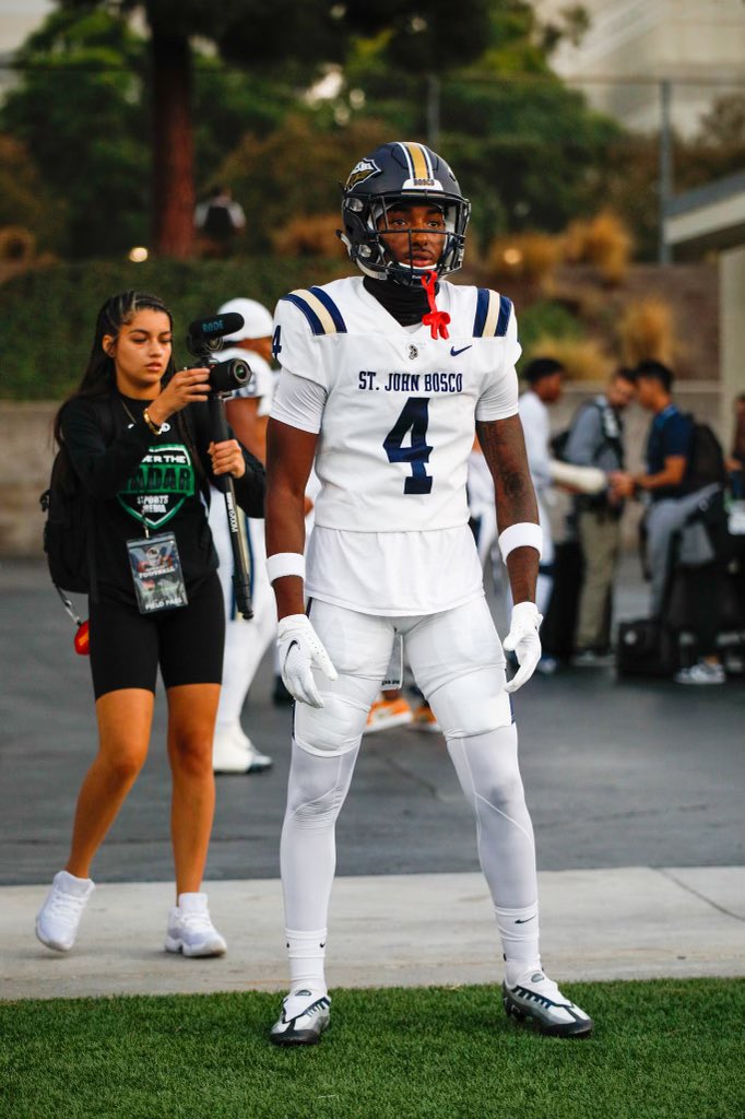 vali_gurrl's tweet photo. I had such an amazing time coming back to shoot the biggest high school game in the country last week! So glad to reunite with my sideline family! Huge shoutout to my UnderTheRadar fam for having me back! I missed these moments! ❤️🤞🏼#turnupman https://t.co/xJaGOBAkih