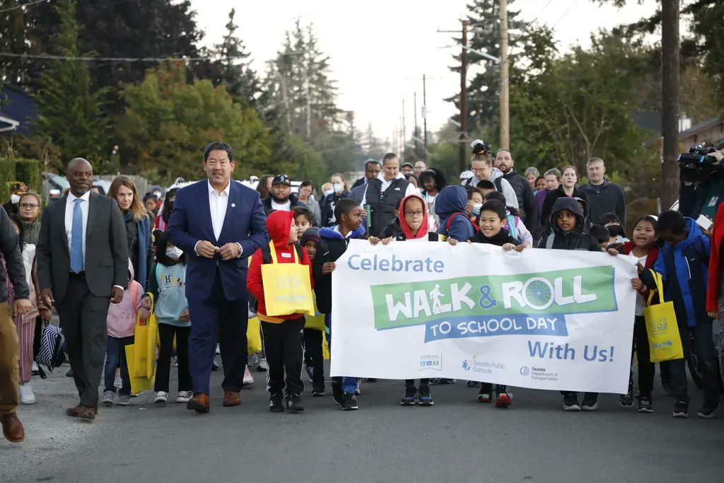 SeaPubSchools's tweet photo. . @suptbjones and @MayorofSeattle got their steps in and received the #VisionZero Youth Leadership Award during Walk to School Day at Dunlap Elementary this morning. Read all about it: https://t.co/ECvaycnPEY #SPSConnect #walkrolltoschool https://t.co/0UNdBouAza