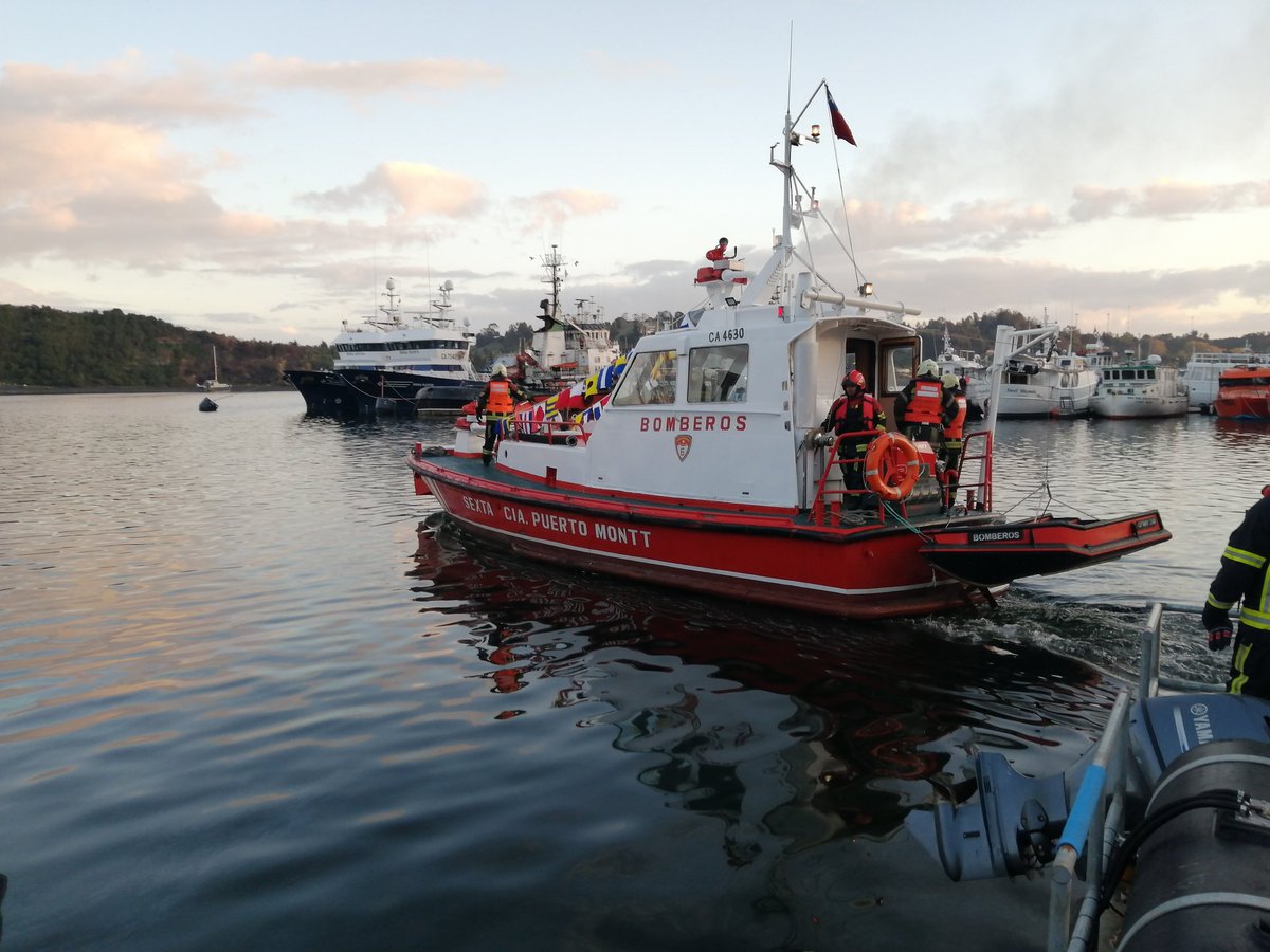 SextaCiaCBPM's tweet image. Hoy es un día Histórico para nuestra compañía, durante la ceremonia de nuestro Aniversario N 97, hemos recibido oficialmente la Unidad Marítima "Comandante Alberto Scholtbach", la que fue bendecida y bautizada. 
#PuertoMontt @CBPMO @BomberosdeChile @consejo10 @Radio_bomberos
