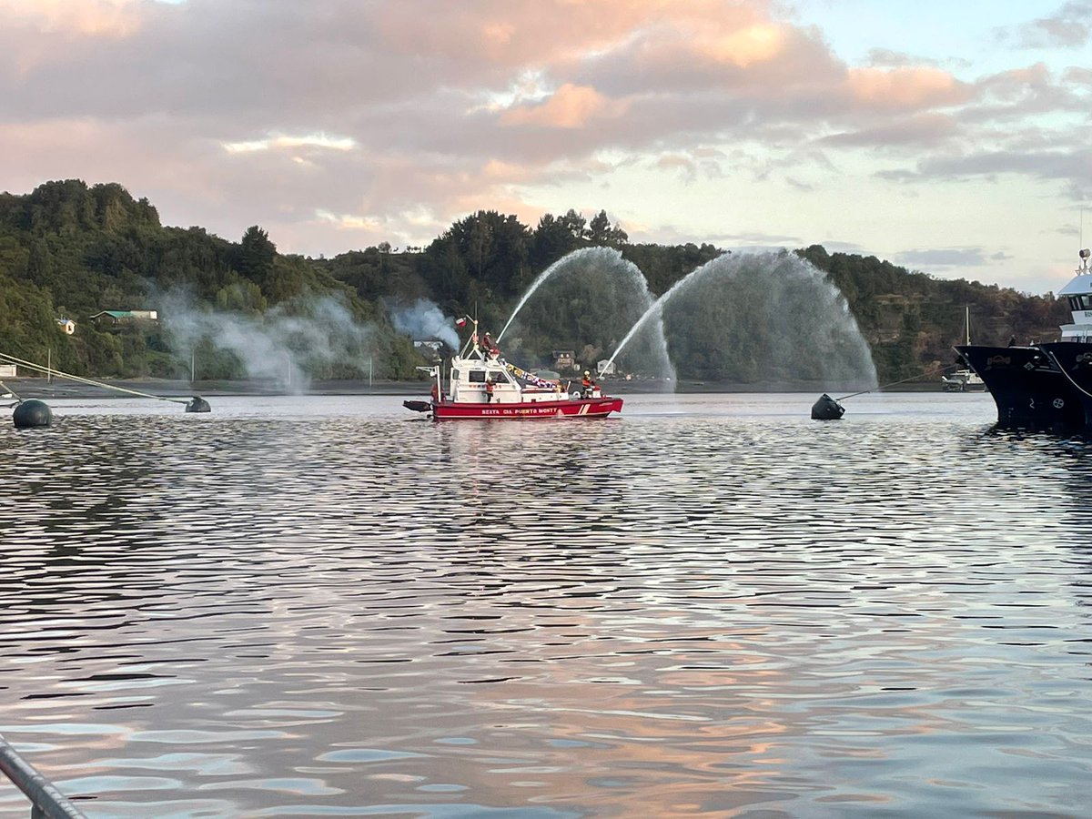 SextaCiaCBPM's tweet image. Hoy es un día Histórico para nuestra compañía, durante la ceremonia de nuestro Aniversario N 97, hemos recibido oficialmente la Unidad Marítima "Comandante Alberto Scholtbach", la que fue bendecida y bautizada. 
#PuertoMontt @CBPMO @BomberosdeChile @consejo10 @Radio_bomberos