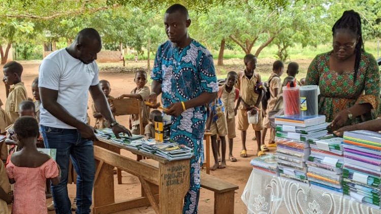 GuellyR's tweet photo. Dans le cadre de la Journée internationale de la fille, le #RFAEDD s’est rendu à l'École Primaire Publique de Kovié Attidè pour un don de fournitures aux #filles. Pour nous, l’épanouissement de la femme passe par son éducation.

#JIFI2022 #Education #TgTwittos https://t.co/vyyvoWgsMU