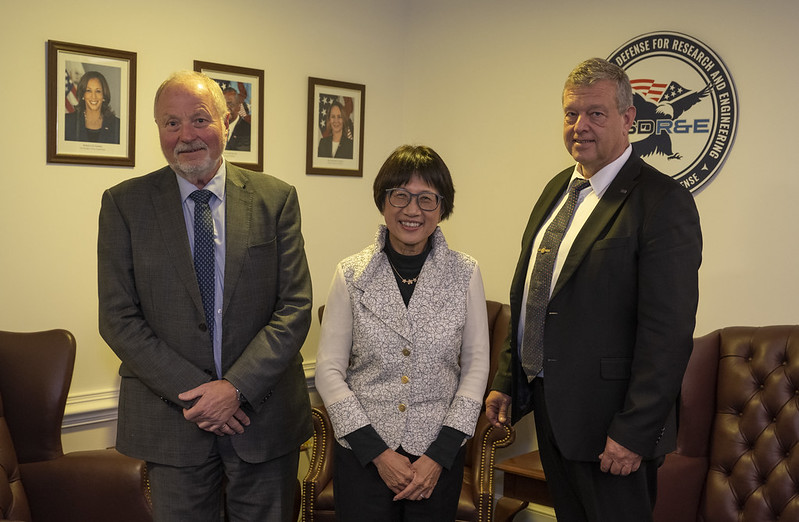 DoWCTO's tweet photo. Under Secretary Heidi Shyu @DeptofDefense met with Norway’s National Armaments Director, @Forsvarsdep and the CEO of @Nammo to discuss defense R&amp;D opportunities between 🇺🇸 and🇳🇴 Both nations are exploring ways to further develop cooperation on both #tech development and industry. https://t.co/NSzytE1DYi