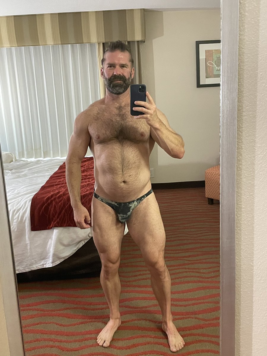 daxjohnson69's tweet photo. I so love hotel lighting! 

#musclegay #gaymuscle #gaymusclebear #gaymusclecub #gogogay #beardedgay #hairygay https://t.co/VN8CzIPjYj