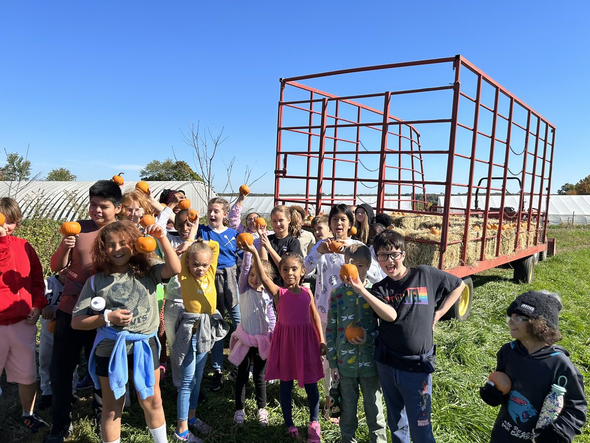 MSchoolGardens's tweet photo. What a fun week for @MacdSchool students! Kindergartners and 5th visited Cold Spring Farm (to see where our #HarvestOfTheMonth produce comes from) https://t.co/HvkjPetAhn