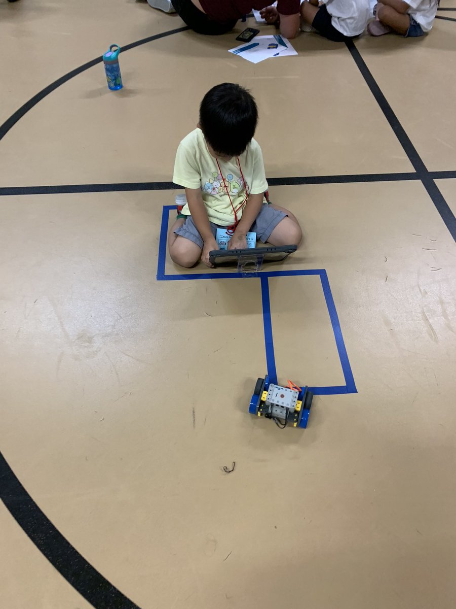 RosemeadeElem's tweet photo. Students, families and staff enjoyed an evening of fun at our Rosemeade Family Math Robotics Night. 😊@CFBISD https://t.co/cdHnhEjkUj