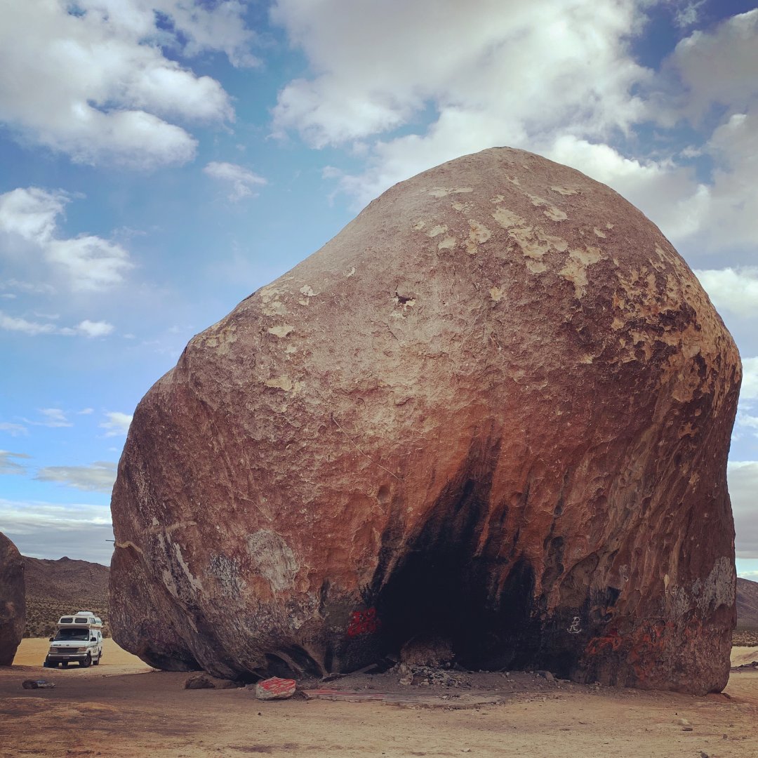 Giant Rock is a large freestanding boulder in the Mojave Desert near Landers, California. It's the largest freestanding boulder in North America and is purported to be the largest free-standing boulder in the world.

#giantrock #landers #california
