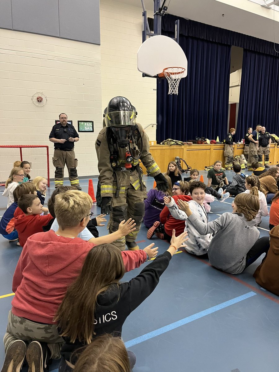 redclifftweets's tweet photo. Happy Fire Prevention week! 🔥 Thank you to the Valley-Kemptown &amp; District Fire Brigade for teaching our eagles about the simple but important actions they can take to keep themselves and those around them safe from home fires. https://t.co/hmgFYJhYFl