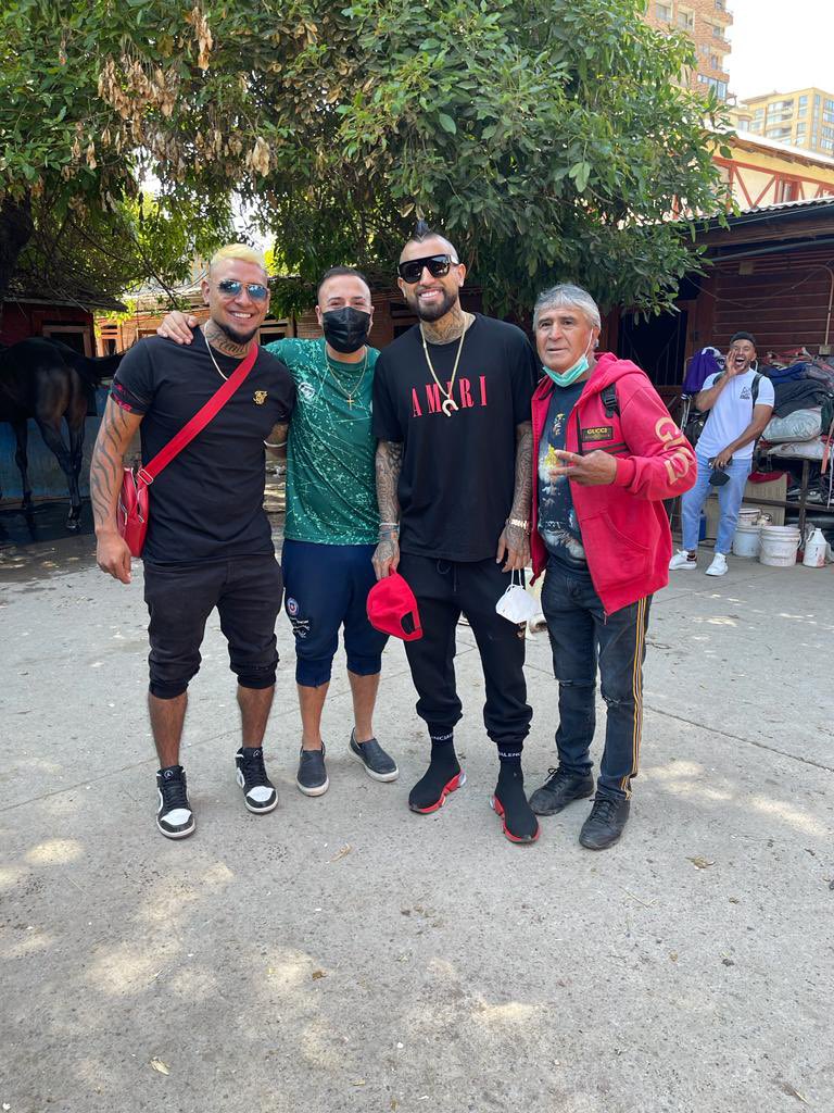 kingarturo23's tweet photo. Papa hoy me faltará tu mensaje de buena suerte antes del partido, pero se que desde arriba nos estarás apoyando, ahora a ganar esta copa y la que viene, por ti y por todos quienes me apoyan día a día… 🙏🏽❤️🕊 Vamos @flamengo carajo!!!❤️🖤💪🏽💪🏽💪🏽 https://t.co/voSH4e4aoX