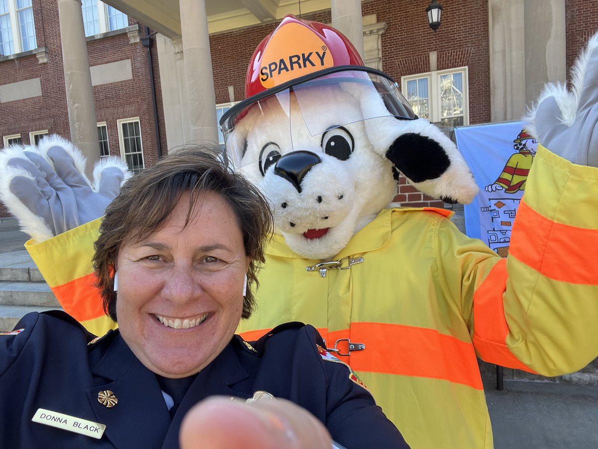 Look who I ran into at the National Fire Academy! The one and only @Sparky_Fire_Dog — he’s been super busy during the 100th Anniversary of #FirePreventionWeek 👍🏼 @NFPA  @IAFCPresident @IAFC @DUCKFIREDEPT