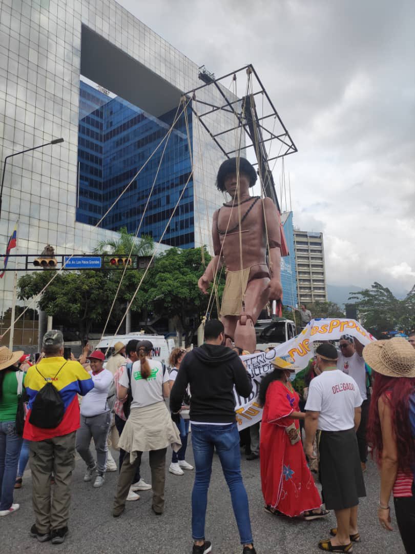 Hubo una estética nazi y una estética soviética. Uno puede pensar lo que quiera de ellas pero la belleza en ambos casos era un asunto de Estado. En el chavismo, en cambio, el cultivo de la fealdad, a niveles abominables, es instrumentalizado para la sumisión y el embrutecimiento.