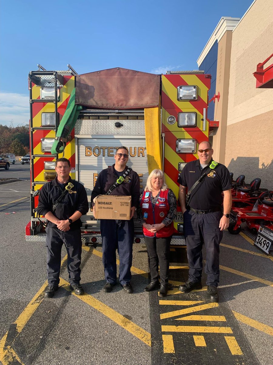 vchris54's tweet photo. #Lowes1764 giving back to #Botetourt County Fire and EMS. #Jeepadvent4me https://t.co/xXcrWm6u50