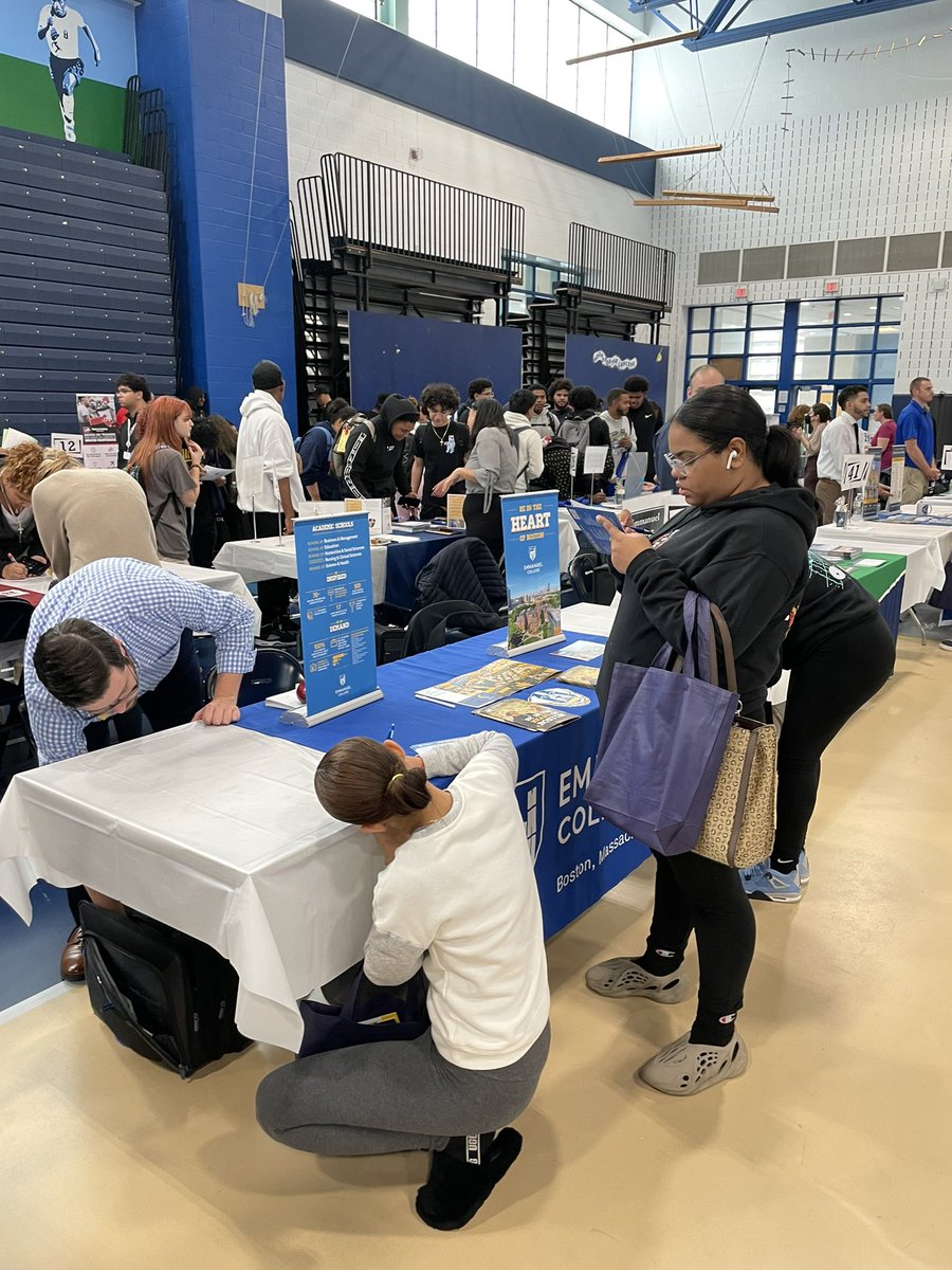 HLC_lps's tweet photo. ✅Post-grad planning 

A peak into some of the action at last week’s college and career fair. HLC students were asking lots of great questions. 

Thanks @gearuplawrence for having us! https://t.co/HcVKaEGoRQ