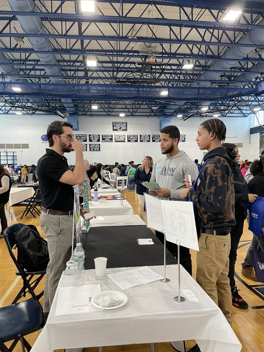 HLC_lps's tweet photo. ✅Post-grad planning 

A peak into some of the action at last week’s college and career fair. HLC students were asking lots of great questions. 

Thanks @gearuplawrence for having us! https://t.co/HcVKaEGoRQ