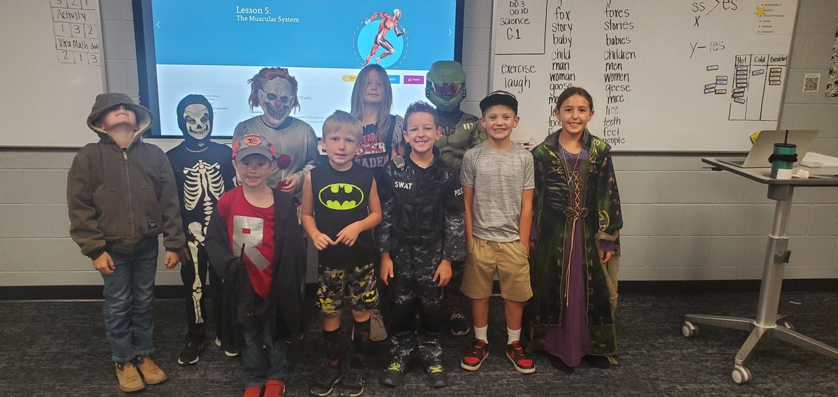 ashleyarbuck's tweet photo. Costume day for homecoming was a hit for 3rd grade! #emwolves https://t.co/Kw5Zhjxpo9