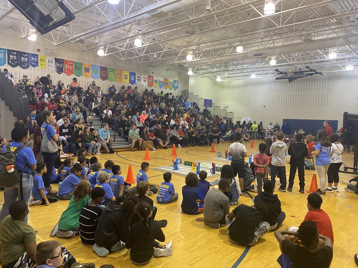 PrincipalBlythe's tweet photo. It was a great turnout for the 1st meet of the LT VEX Robotics league! #LTStrong #LTPride https://t.co/sCvtKiZDyD