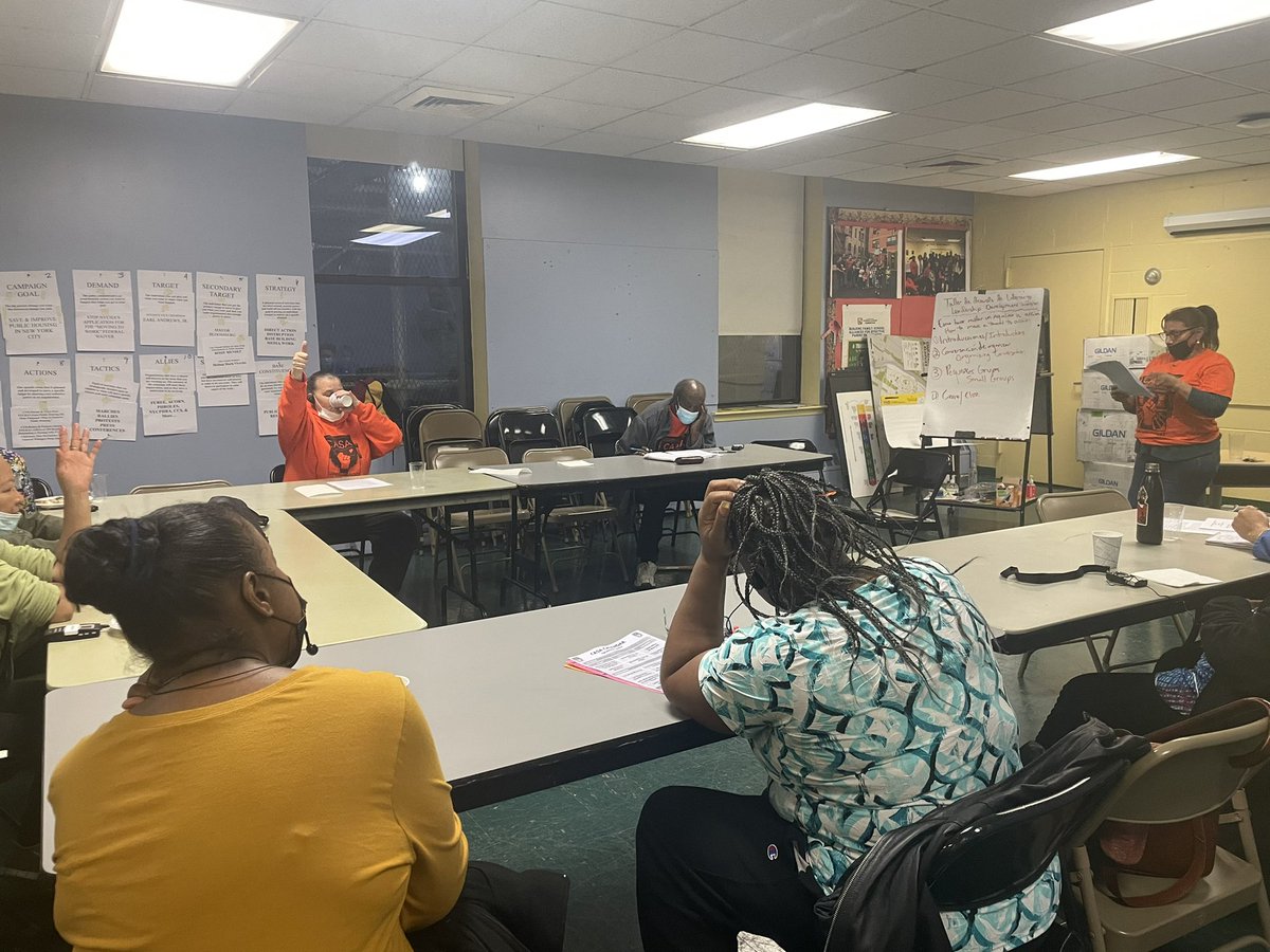 CASAbronx's tweet photo. Our incredible CASA members and Leaders sharing their experiences and insight on how to support our fellow neighbors in knowing their rights &amp; demanding the repairs they deserve! #KnowYourRights  #tenantpower #CASApower #powerinnumber https://t.co/7H0vTpGSuQ