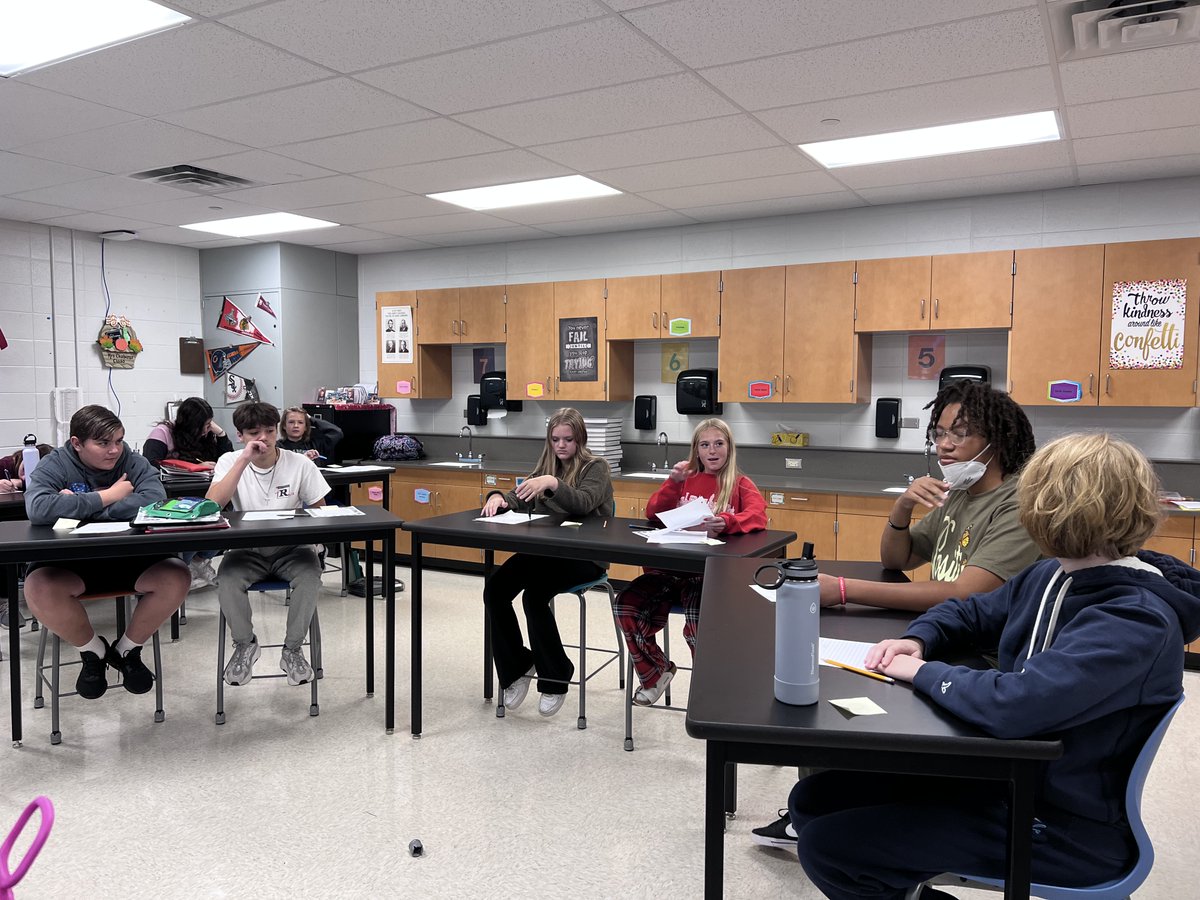Students in Mrs. Chabura's Social Studies class participated in a Socratic Seminar sharing their knowledge and defending their side of their topic. Students did a great job expressing themselves with their evidence. Learning is Fun!   #KirbyONE40
#grissompositivepatriot