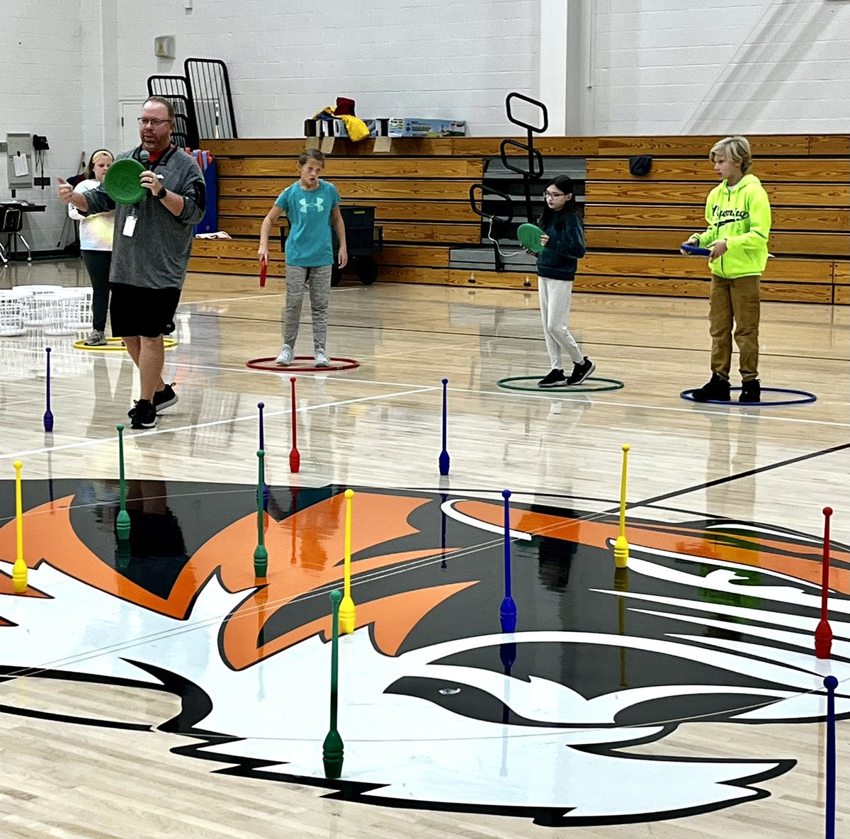 mrsroberts4b's tweet photo. Thanks @IBES_PE Mr. B for showing us the beginning steps of disc golf for Workout Wednesday!! #ibtigerpride https://t.co/npkzcIYd6Q