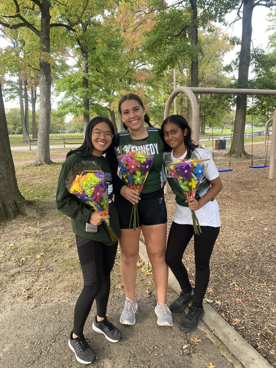 henderson_leah_'s tweet photo. Thank you to our 3 outstanding seniors for a great cross country season!!! You will be missed more than you know! 💚🐎 https://t.co/4BDxa4Spe9