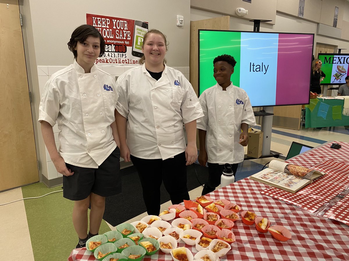 AlithCasey's tweet photo. More pictures to share ⁦@LakePointeESTEM⁩ #heritagenight https://t.co/nYp7aHE6QL